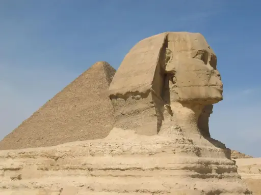 Sfinks och pyramid i Egypten. En resa hit kan vara en bra idé efter att ha tagit sitt vaccin.