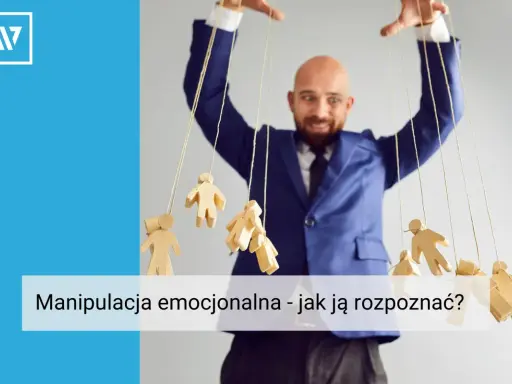 Mężczyzna w garniturze steruje drewnianymi ludzikami jak marionetkami. To przykład manipulacji w pracy, która może prowadzić do emocjonalnego wyczerpania.