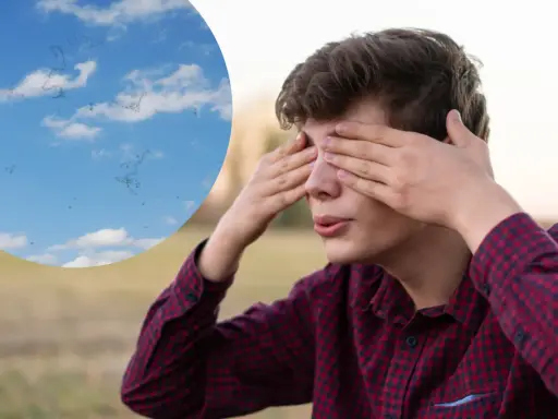 Chłopiec zasłania oczy, widząc w niebie jakby pierścień weissa w oku.
