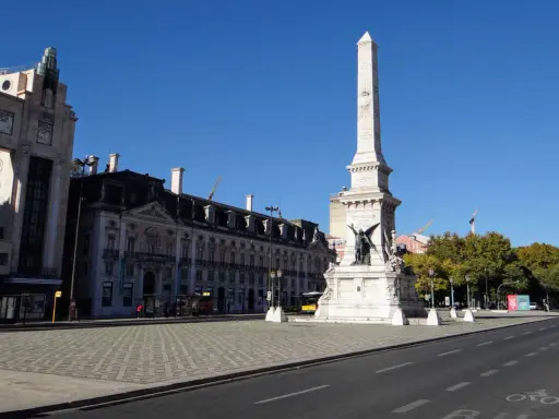 Denkmal der Restauratoren in Lissabon, mit Obelisk und Skulpturen.