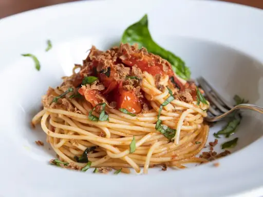 Ile kalorii ma spaghetti? Odkryj lekkie sposoby na ulubione danie