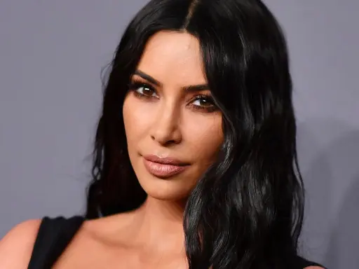 Kim Kardashian con un maquillaje que realza sus ojos hundidos, con sombras oscuras y delineado marcado.