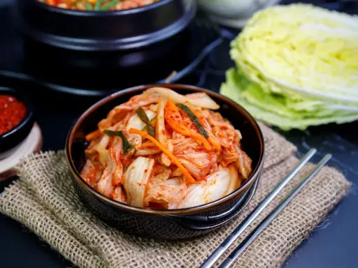 Kimchi na talerzu: Jak jeść? 25+ pomysłów na smak i zdrowie!