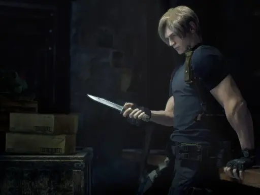 Leon S. Kennedy z Resident Evil 4 Remake przygotowuje się do walki, sprawdzając swój nóż. Spolszczenie gry poprawia immersję.