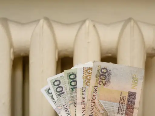 Pieniądze na tle grzejnika. Czy to zapowiedź bonu energetycznego 2026?