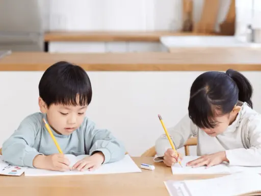 Bambini studiano insieme, un esempio di peer tutoring cos'è: imparare l'uno dall'altro.