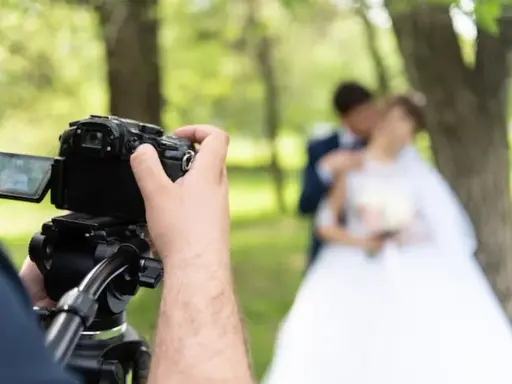 Ile kosztuje fotograf i kamerzysta na wesele? Przewodnik po cenach