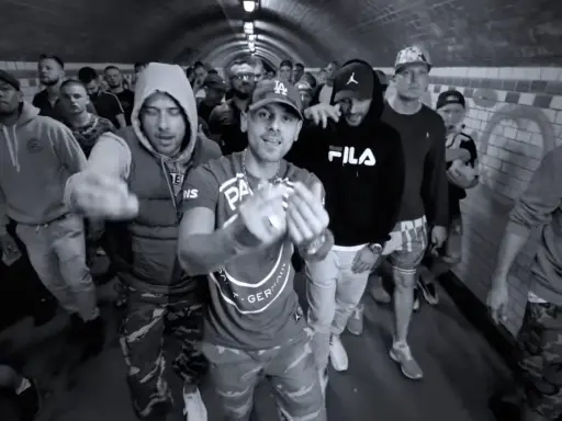 Gibbs, daj tylko czas tekst. Grupa mężczyzn w tunelu, jeden z nich w bluzie Fila, inny w bluzie z kapturem.