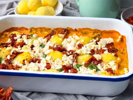 Herzhafter griechischer Spinat Feta Auflauf mit Kartoffeln und getrockneten Tomaten, frisch aus dem Ofen.