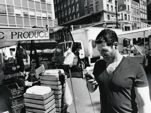 Uomo con auricolari al mercato, un'istantanea di Lee Friedlander.