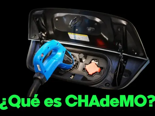 Un conector CHAdeMO azul se inserta en el puerto de carga de un coche eléctrico.