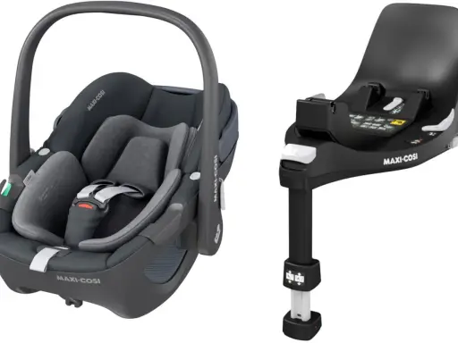Szary fotelik samochodowy Maxi-Cosi i czarna baza Isofix. Bezpieczna podróż dla malucha dzięki tej niezawodnej bazie do Maxi-Cosi.
