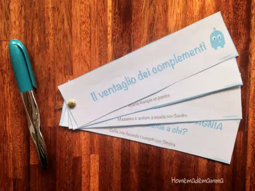 Un ventaglio di fogli con frasi per esercitarsi con i complementi. Un'idea creativa per imparare divertendosi.