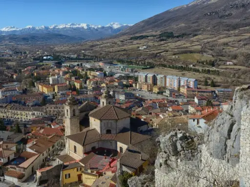 Panoramica di Castel di Sangro, con montagne innevate sullo sfondo. Scopri cosa vedere in questo borgo abruzzese.