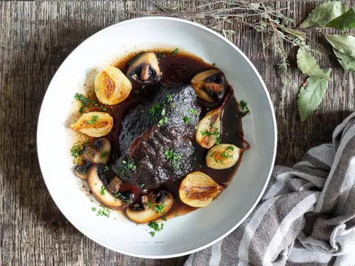 En mustig oxkind i mörk sås med champinjoner och karamelliserad lök. Ett perfekt oxkind recept för en mysig middag.