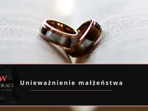 Dwa obrączki na otwartej księdze symbolizują rozważania o **unieważnieniu małżeństwa**.