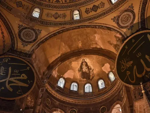 Imposante Kuppel mit islamischer Kalligrafie, die Allah und Mohammed ehrt. Ein Mosaik der Jungfrau Maria und des Kindes erinnert an die Geschichte des Ortes, wo einst der Engel Gabriel im Islam eine Rolle spielte.