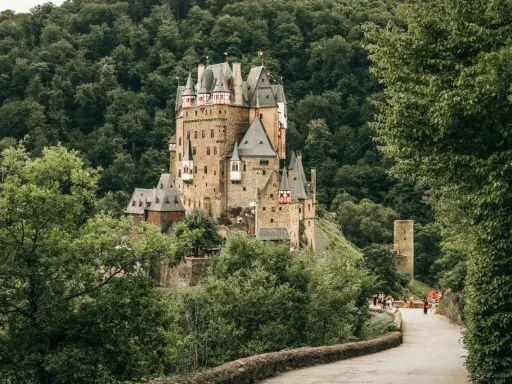 Zamek Eltz, jak z bajki, wznosi się na wzgórzu wśród zieleni. To miejsce idealne na wędrówkę szlakiem Orlich Gniazd.