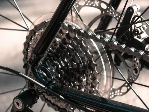 Widok tylnej przerzutki Shimano i kasety. Dowiedz się, jak naciągnąć łańcuch w rowerze z przerzutkami Shimano.