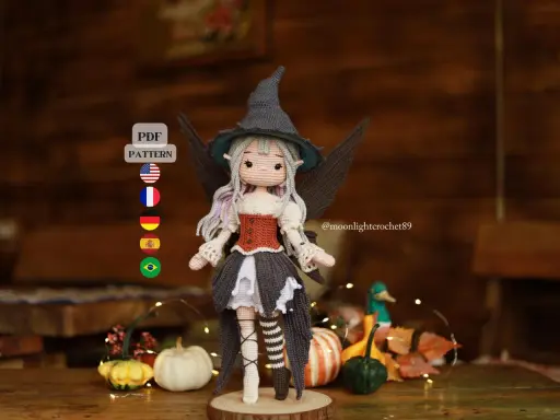 Adorable bruja amigurumi con sombrero puntiagudo y alas. ¡Descarga el patrón gratis en PDF para crear tu propia bruja!
