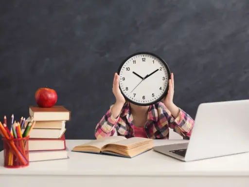 Dziecko z zegarem zamiast twarzy, stos książek, jabłko i laptop. Sierpień godziny pracy, nauka i przygotowania do szkoły.