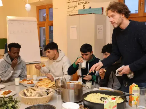 Männer essen gemeinsam während des Ramadans. Auf dem Tisch stehen Reis, Brot und Getränke.