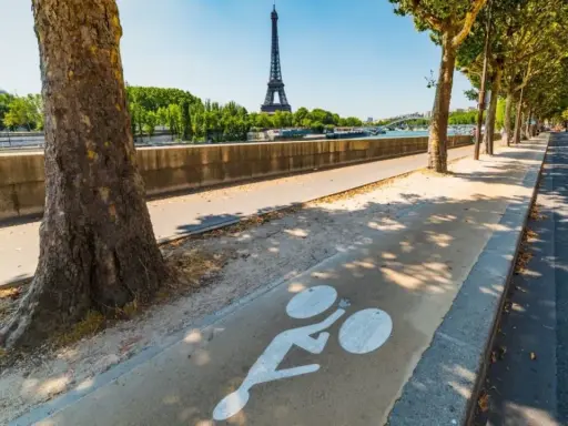 Radweg am Seine-Ufer mit Blick auf den Eiffelturm. Ein Zeichen für die moderne Stadtentwicklung in Paris, die auf nachhaltige Mobilität setzt.