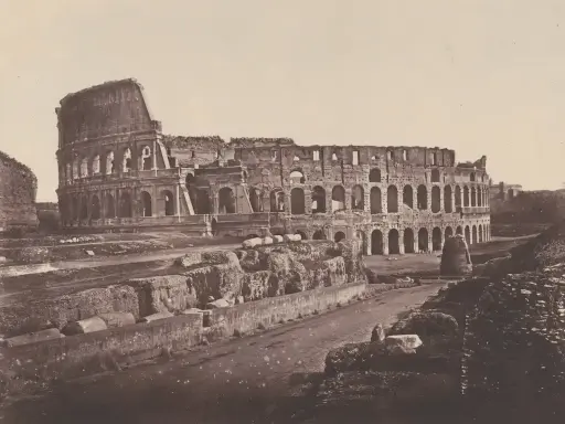 Il Colosseo, maestoso e in rovina, mostra la sua grandezza passata. Un'istantanea del Colosseo prima e dopo il tempo.