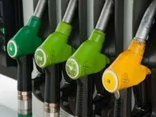 Pistolets de pompe à essence, certains verts marqués E10, un jaune. L'image évoque la transition pour convertir diesel en biodiesel.