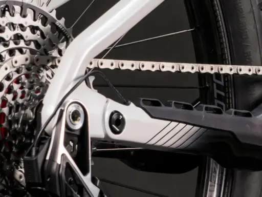 Szukasz idealny łańcuch do roweru elektrycznego? Zobacz ten wytrzymały, srebrny łańcuch rowerowy, który idealnie pasuje do przerzutek SRAM.