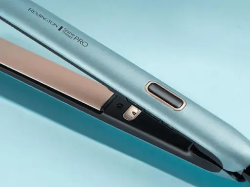 Niebieska prostownica Remington Shine Therapy PRO z złotymi płytkami na jasnoniebieskim tle.