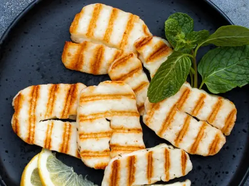 Halloumi: Cypryjski ser, który nie topnieje. Smaż, grilluj, smakuj!