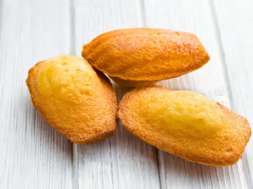 Trois biscuits madeleines dorés, parfaits pour une recette facile.