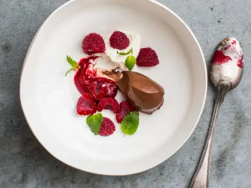 Chokladpudding med hallon och mynta. Ett perfekt recept för dig som älskar choklad.