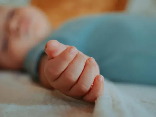 Mano de bebé dormido, parte de un ciclo sueño bebé.