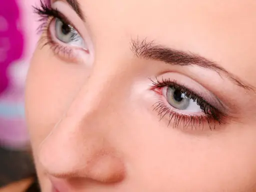 Regard intense, cils longs et volumineux, pose volume russe pour un regard captivant.