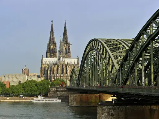 Most Kolonia, z katedrą i mostem, wygląda jak z obrazka. Rejs po rzece to świetny pomysł na zwiedzanie.