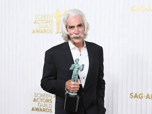 Sam Elliott, känd från filmer och tv-program, håller en SAG Award.