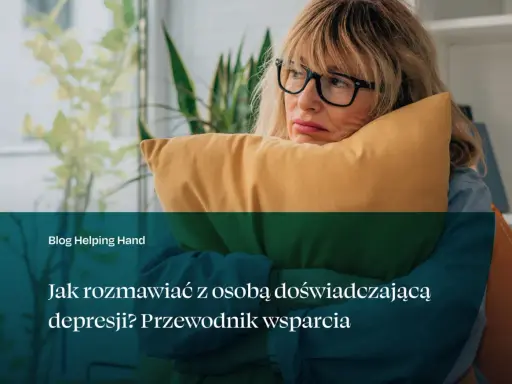 Kobieta z poduszką, smutna. Przewodnik wsparcia: jak pomóc dorosłej córce w depresji.