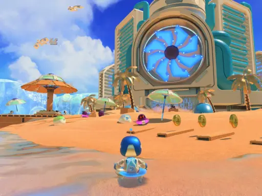 Astro playroom na plaży. Robot w kółku do pływania, monety i urocze stworki na piasku. W tle futurystyczny budynek z wielkim niebieskim wentylatorem.
