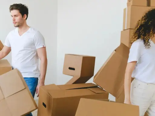 Un couple déménage, entouré de cartons. Le bail est au nom d'un seul, mais ils vivent ensemble.