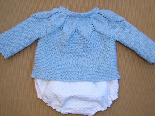 Jersey primera puesta dos agujas paso a paso. Conjunto tejido a mano, jersey azul cielo con cuello de hojas y pololo blanco.
