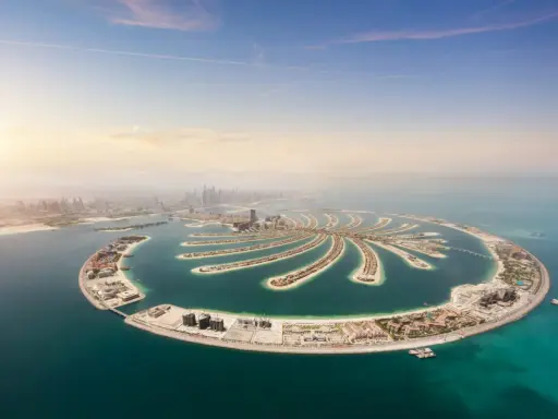 Palm Jumeirah, ikona Dubaju. Co zobaczyć? Sztuczna wyspa w kształcie palmy, luksusowe hotele i widok na panoramę miasta.