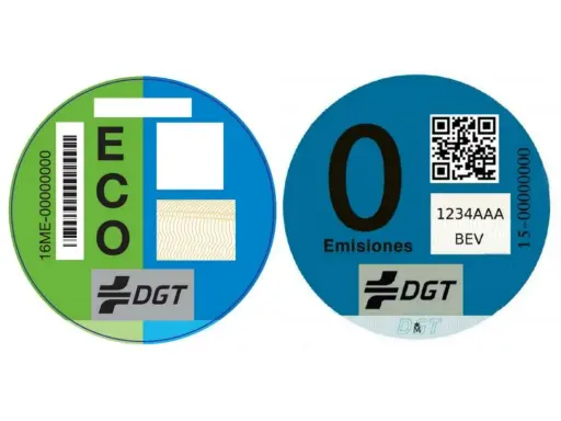 Dos pegatinas de la DGT para vehículos eco: una con "ECO" y otra con "0 Emisiones".