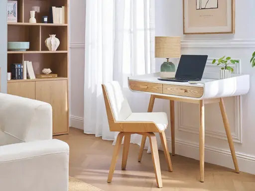 Un coin teletravail lumineux avec bureau blanc et bois, ordinateur portable, lampe et plante. Une étagère en bois et un canapé clair complètent l'espace.