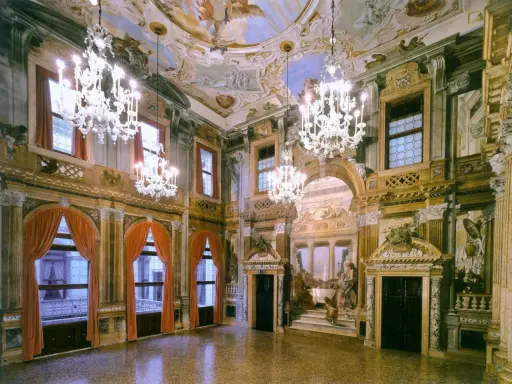 Intérieur somptueux d'un palais labia, avec lustres en cristal, fresques au plafond et tentures de velours rouge.