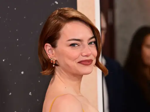 Emma Stone luce unos elegantes peinados pelo corto, con un corte bob asimétrico y un tono cobrizo vibrante.