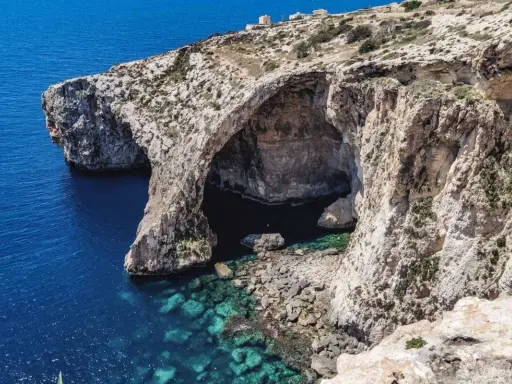 Malta: skaliste wybrzeże z jaskinią i turkusową wodą. Idealne miejsce, by zobaczyć, co zwiedzać na Malcie.