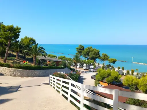 Villaggio Riva Verde, Marche: un paradiso con mare azzurro e verde rigoglioso. Le recensioni confermano la bellezza del luogo.