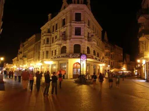 Wieczorny spacer po Rynku w Toruniu, gdzie liczne atrakcje kuszą przechodniów.